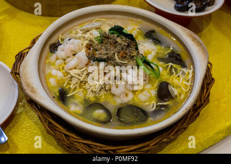 Yangzhou, Jiangsu, Chine. Petit-déjeuner à Ye Chun Tea House : crevettes, crabes, les champignons et les nouilles. Banque D'Images