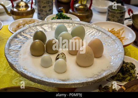 Yangzhou, Jiangsu, Chine. Petit-déjeuner à Ye Chun Maison de thé. Oeufs assortis : pigeon, caille, poulet, poulet sauvage. Banque D'Images