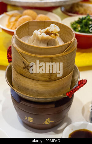 Yangzhou, Jiangsu, Chine. Petit-déjeuner à Ye Chun Maison de thé. Dim Sum, brioches, quenelles. Banque D'Images