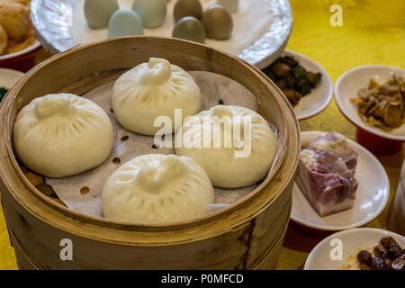 Yangzhou, Jiangsu, Chine. Petit-déjeuner à Ye Chun Maison de thé. Dim Sum, brioches, quenelles. Banque D'Images