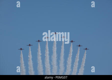 Défilé aérien Royal Airforce à la parade de la parade des couleurs, au-dessus du palais de Buckingham. Flèche rouge neuf avions volent en formation de la traînée de fumée Banque D'Images