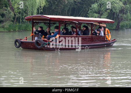 Yangzhou, Jiangsu, Chine. Tourisats chinois en bateau de plaisance, Slender West Lake Park. Banque D'Images