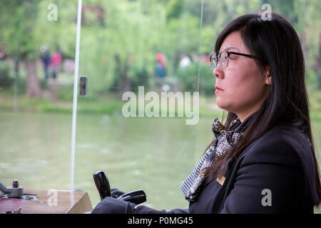 Yangzhou, Jiangsu, Chine. Pilote de bateau de plaisance, mince West Lake Park. Banque D'Images