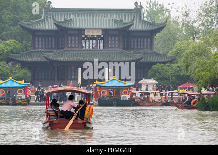Yangzhou, Jiangsu, Chine. Bateau de plaisance, Slender West Lake Park. Banque D'Images