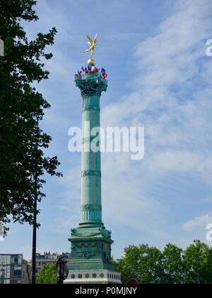 Le récemment rénové,Colonne de Juillet, Colonne de Juillet à la place Bastille battant plusieurs drapeaux français en haut sous l'esprit de la Liberté, Paris. Banque D'Images