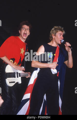 Duran Duran à Wembley Arena 1983 : Simon le Bon avec John Taylor Banque D'Images