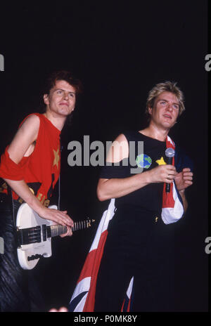 Duran Duran à Wembley Arena 1983 : Simon le Bon avec John Taylor Banque D'Images