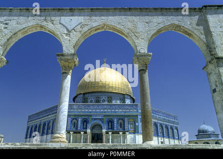 1996 colonnes en pierre historique mosquée Omar Dôme du rocher sur le mont du Temple à Jérusalem ISRAËL Banque D'Images