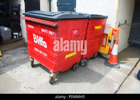 Industriel rouge wheelie bins dans un centre de recyclage - John Gollop Banque D'Images