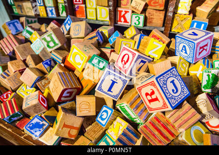 Des tas d'enfants colorés alphabet bloc en bois jouets vintage Banque D'Images