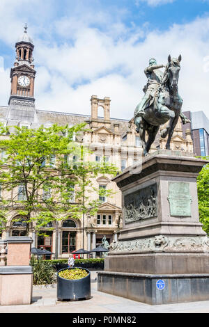 Statue d'Edward, prince de Galles connu comme le Prince Noir à l'extérieur de l'ancien bureau de Poste Général, Leeds, West Yorkshire, England, UK Banque D'Images