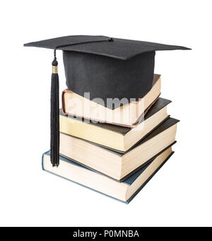 Diplôme universitaire (noir) hat sur la pile de gros livres, isolé sur fond blanc Banque D'Images