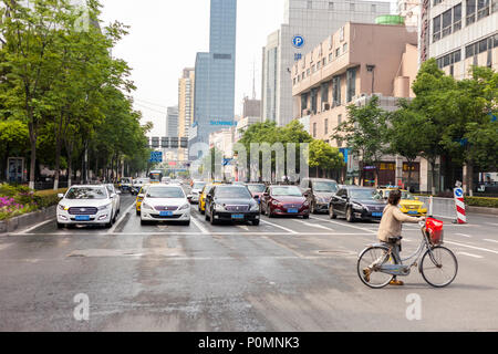 Yangzhou, Jiangsu, Chine. Le trafic urbain. Banque D'Images