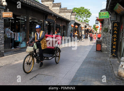 Yangzhou, Jiangsu, Chine. Pedicab à Dong Guan Street. Banque D'Images