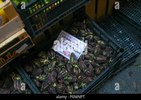 Fiesole artichauts à vendre dans un marché de Sorrente, qui sont une variété d'artichaut bébé spécial avec une riche couleur violet Banque D'Images