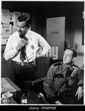 Titre original : Lonely sont les braves. Titre en anglais : Lonely sont les braves. Directeur du film : DAVID MILLER. Année : 1962. Stars : Walter Matthau. Credit : UNIVERSAL PICTURES / Album Banque D'Images