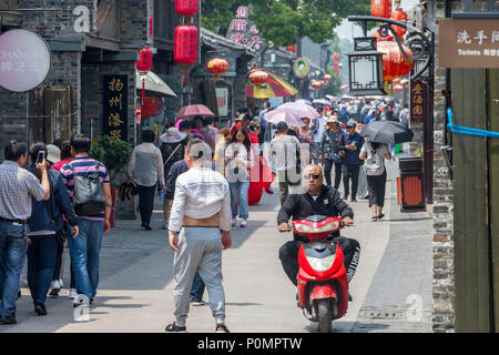 Yangzhou, Jiangsu, Chine. Dong Guan Scène de rue. Banque D'Images