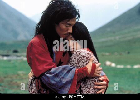 Titre original : WO HU CANG LONG. Titre en anglais : Crouching Tiger, Hidden Dragon. Directeur de film : ANG LEE. Année : 2000. Stars : Ziyi Zhang ; CHANG CHEN. Credit : COLUMBIA TRI STAR / Album Banque D'Images