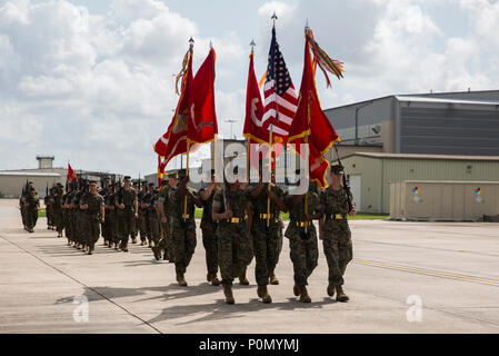 La 4ème couleur Marine Aircraft Wing guard mène les Marines avec 4e MAW comme le défilé commence pour la 4ème MAW de secours et de sergent-major de la cérémonie de nomination à l'Escadron d'attaque légère Marine, Marine 773 Groupe d'aéronefs 49, 4ème ligne de vol, MAW, La Nouvelle-Orléans, le 2 juin 2018. Le Sgt. Le major Rodney L. Lane, sergent-major de la 4ème MAW, a cessé d'exercer ses fonctions de sergent. Le major Thomas M. Burkhardt. (U.S. Marine Corps photo par le Sgt. Melissa Martens) Banque D'Images