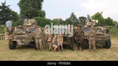 Les scouts de cavalerie avec 2e Bataillon, 8e régiment de cavalerie, 1st Armored Brigade Combat Team, stand avec les membres de la communauté au cours de Konotop Journée de reconnaissance de l'enfant, 2 juin 2018 à Konotop, Pologne. Ces soldats sont ici à l'appui de la grève, une multinationale de sabre d'entraînement conçus pour améliorer l'interopérabilité des États-Unis et les forces du pays partenaire dans la région baltique. (Michigan Army National Guard photo par le Sgt. Ashley Terpsma/relâché). Banque D'Images