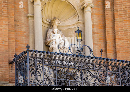 Statue de la Vierge Marie portant l'Enfant Jésus Banque D'Images