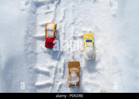 La neige a couvert les voitures roulent à travers la neige-couvertes de neige, route de tempête d'hiver. Banque D'Images