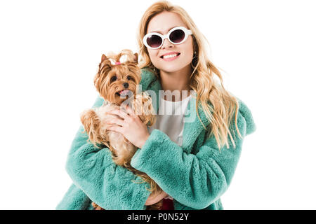 Jolie jeune femme habillé en manteau de fourrure menthe holding yorkshire terrier isolated on white Banque D'Images
