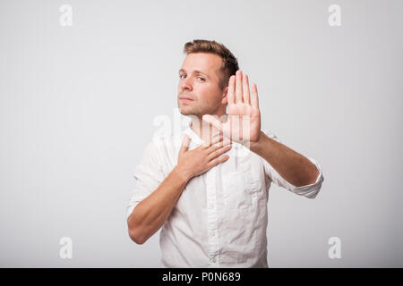 Un homme montre les mains stop timeout. Banque D'Images