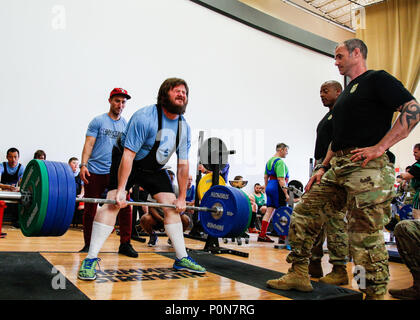 Des bénévoles de 1st Special Forces Group (Airborne) encourager un athlète des Jeux Olympiques spéciaux au cours de son événement à l'Evergreen Theatre deadlift sur Joint Base Lewis-McChord pendant l'État de Washington d'Olympiques spéciaux de Powerlifting, événement le 2 juin. Les bénévoles de la 4e Bataillon, 1e SFG (A) a participé à la création de l'événement et a agi en tant que juges, les entraîneurs et les mentors. Banque D'Images