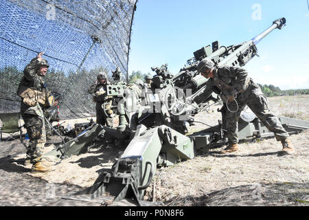 180606-N-QH078-353 Inde Batterie, 3e Bataillon du 14e Régiment de Marines Marines se préparer au feu un obusier M777 au cours d'un exercice de tir réel à Adazi, base de la Lettonie comme une partie de Sabre 2018 grève le 6 juin 2018. Cet exercice est la huitième édition de l'armée américaine de longue date par l'Europe de la formation coopérative exercice visant à accroître l'interopérabilité entre les alliés et les partenaires régionaux (U.S. Photo par marine Spécialiste des communications de masse de 2e classe (SW/AW) Dominique J. Shelton/ libéré). Banque D'Images