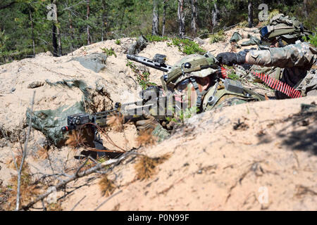 180605-F-VX131-044 cadet Justin Roney, avec d'autres soldats des États-Unis et de la Lettonie pendant l'exercice d'incendie retour grève 18 Sabre à Adazi, base de la Lettonie le 5 juin 2018. Cet exercice est la huitième édition de l'armée américaine de longue date par l'Europe de la formation coopérative exercice visant à accroître l'interopérabilité entre les alliés et les partenaires régionaux. Il est l'un des Cadets de 40 membres et plusieurs écoles qui participent à l'exercice 3-15 Juin, 2018 en vertu de l'armée américaine la compréhension culturelle et Programme de leadership. Roney est de Saint Joseph, au Michigan, et est étudiant à l'étude de l'État du Michigan internati Banque D'Images