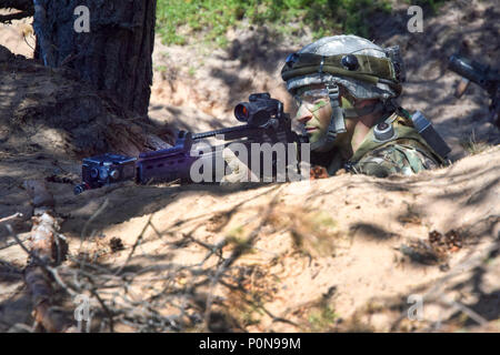 Ryan cadets Freeman, avec d'autres soldats des États-Unis et de la Lettonie pendant l'exercice d'incendie retour grève 18 Sabre à Adazi, base de la Lettonie le 5 juin 2018. Cet exercice est la huitième édition de l'armée américaine de longue date par l'Europe de la formation coopérative exercice visant à accroître l'interopérabilité entre les alliés et les partenaires régionaux. Freeman est de Knoxville, Penn., et est étudiant à l'Université Penn State, étudiant en génie électromécanique. Il est l'un des Cadets de 40 membres et plusieurs écoles qui participent à l'exercice 3-15 Juin, 2018 en vertu de l'armée américaine et la compréhension culturelle Leadershi Banque D'Images