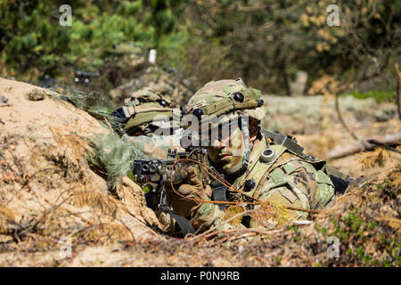 U.S. Army ROTC cadet Justin Roney de Saint Joseph, Mich., trains avec une compagnie d'infanterie de l'armée lettone au cours de l'effort de grève 18 Sabre, le 5 juin 2018. Roney, étudiant à l'État du Michigan avec spécialisation en relations internationales, est l'un des 40 cadets sélectionnés dans le cadre de la compréhension culturelle et Leadership Program (CULP) en Lettonie. Grève 18 Sabre est une Europe de l'armée américaine a conduit à la formation coopérative exercice visant à accroître l'interopérabilité entre les alliés et les partenaires régionaux. (U.S. Photo de l'armée par le Lieutenant-colonel Gregg A. Moore/relâché). Banque D'Images