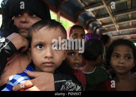 Bangladesh : les réfugiés Rohingya fuyant l'opération militaire dans l'État de Rakhine au Myanmar, a conclu le Bangladesh d'un territoire à se réfugier à Teknaf à Cox's Bazar, le Bangladesh. Plus d'un demi-million de réfugiés Rohingyas de l'État de Rakhine au Myanmar, ont traverse au Bangladesh depuis août 25, 2017 D'après l'ONU. La dernière campagne de l'armée du Myanmar contre les Rohingyas ont débuté après l'attaque sur plusieurs postes de police dans l'État de Rakhine. © Asad Rehman/Alamy Stock Photo Banque D'Images