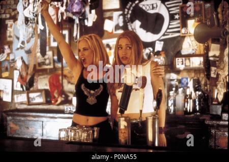 Titre original : COYOTE UGLY. Titre en anglais : COYOTE UGLY. Directeur du film : DAVID MCNALLY. Année : 2000. Stars : Maria Bello ; PIPER PERABO. Credit : Touchstone Pictures / MASI, FRANK / Album Banque D'Images