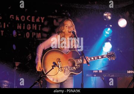 Titre original : COYOTE UGLY. Titre en anglais : COYOTE UGLY. Directeur du film : DAVID MCNALLY. Année : 2000. Stars : PIPER PERABO. Credit : Touchstone Pictures / MASI, FRANK / Album Banque D'Images