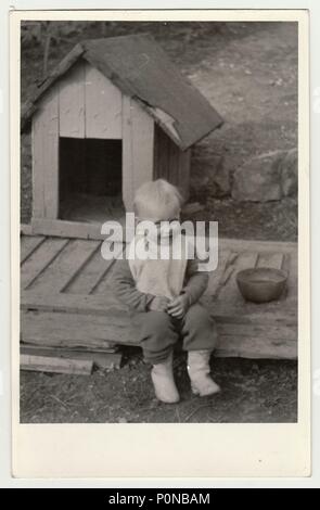 La République tchécoslovaque, vers 1942 : Vintage photo montre un petit garçon et kannel (niche), vers 1942. Banque D'Images