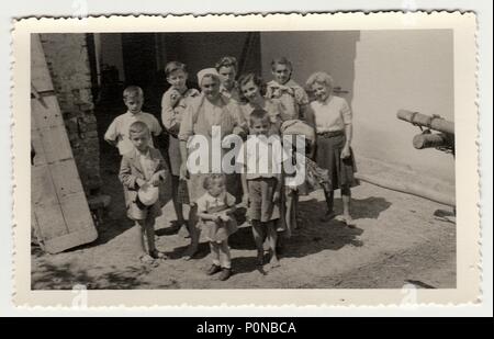 La République tchécoslovaque, juillet 1942 : Vintage photo montre des femmes et des enfants dans la cour arrière, Juillet, 1942. Banque D'Images