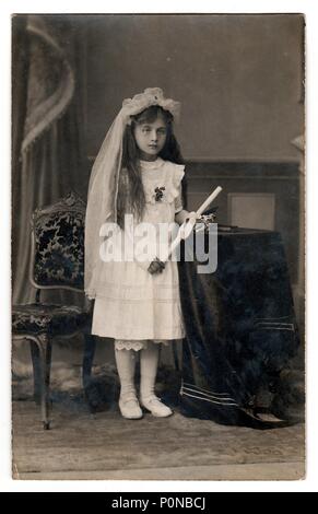 HODONIN, la République tchécoslovaque, vers 1930 : Vintage photo d'une jeune fille - sa première communion, vers 1930. Banque D'Images