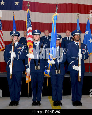 La 72e Escadre de la Base aérienne sur la garde d'honneur présente les couleurs au cours de la 507e Escadre de ravitaillement en vol cérémonie de passation de commandement le 3 juin 2018, à la Tinker Air Force Base, en Oklahoma Le major-général Randall Ogden, Quatrième commandant de la Force aérienne, a donné le commandement de la 507e ARW au colonel Richard Heaslip. (U.S. Air Force photo/Tech. Le Sgt. Samantha Mathison) Banque D'Images