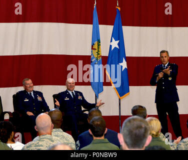 Le major-général Randall Ogden, Quatrième commandant de l'Armée de l'air, prononce un discours lors de la 507e Escadre de ravitaillement en vol cérémonie de passation de commandement le 3 juin 2018, à la Tinker Air Force Base, en Oklahoma Le Colonel Miles Heaslip a réussi le colonel Douglas Gullion en tant que commandant de la 507e ARW. (U.S. Air Force photo/Tech. Le Sgt. Samantha Mathison) Banque D'Images