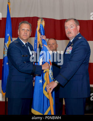 Le major-général Randall Ogden, Quatrième commandant de l'Armée de l'air, accepte la 507e Escadre de ravitaillement en vol d'un drapeau du colonel Douglas Gullion, ancien commandant de l'ARW 507e, au cours d'une cérémonie de passation de commandement le 3 juin 2018, à la Tinker Air Force Base, en Oklahoma Gullion a servi comme commandant de la 507e ARW pendant deux ans. (U.S. Air Force photo/Tech. Le Sgt. Samantha Mathison) Banque D'Images