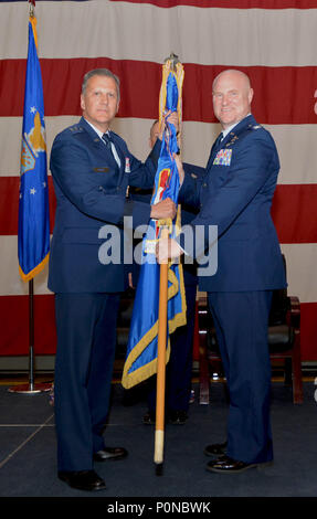 Le major-général Randall Ogden, Quatrième commandant de l'Armée de l'air, les mains la 507e Escadre de ravitaillement en vol d'un drapeau au colonel Richard Heaslip, ARW, commandant de la 507e le 3 juin 2018, à la Tinker Air Force Base, en Oklahoma L'adoption d'un drapeau au cours d'une cérémonie de passation de commandement est un symbole visuel de commandement aux navigants au sein de l'unité. (U.S. Air Force photo/Tech. Le Sgt. Samantha Mathison) Banque D'Images