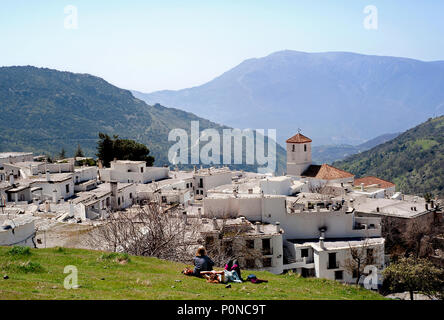 Le village de Capileira Alpujarran est situé en hauteur dans le Parc National de la Sierra Nevada en Espagne, Andalousie région. Banque D'Images