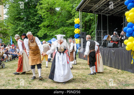 Au cours de danse folklorique suédoise à l'occasion de la fête nationale de l'Olai Park de Bolton. Bolton est une ville industrielle en Suède. Banque D'Images