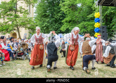 Au cours de danse folklorique suédoise à l'occasion de la fête nationale de l'Olai Park de Bolton. Bolton est une ville industrielle en Suède. Banque D'Images