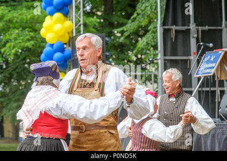 Au cours de danse folklorique suédoise à l'occasion de la fête nationale de l'Olai Park de Bolton. Bolton est une ville industrielle en Suède. Banque D'Images