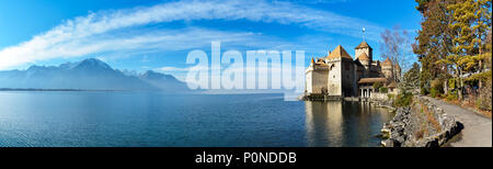 MONTREUX, Suisse - Janvier 2016 - Beau château de Chillon sur le lac Léman avec les Alpes enneigées en arrière-plan Banque D'Images