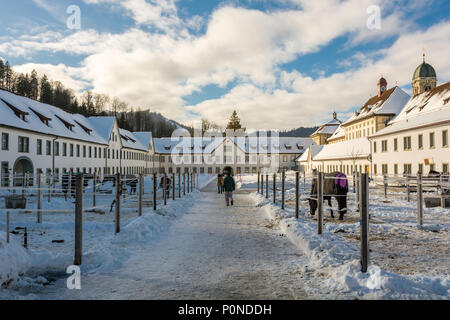 EINSIEDELN, Suisse - Janvier 2016 - Les gens marchant à travers d'équitation à côté du monastère d'Einsiedeln, dans le canton de Schwyz, Suisse Banque D'Images