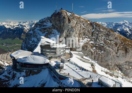 LUZERN, SUISSE - FÉVRIER 2016 - Couple de touristes au sommet du Mont Pilatus près de ville de Lucerne Banque D'Images